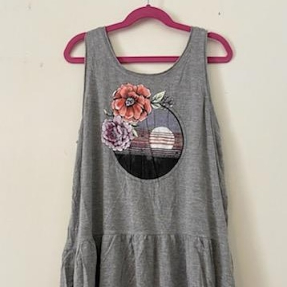 Cute gray graphic tank top with ruffles.